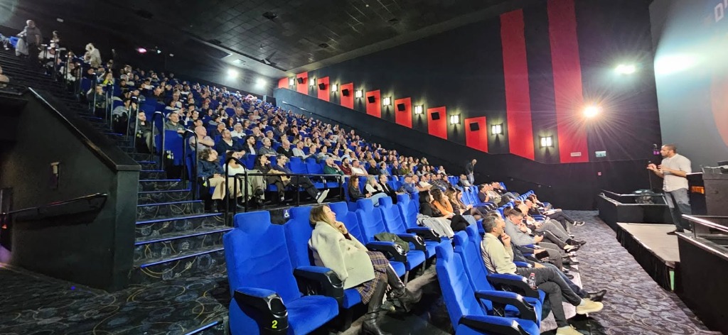 ליאור ברודר מרצה בפני קהל גדול 1